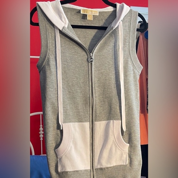 Mrs G is going LIVE! ❤️ this flyer to be notified of my LIVE shows. - Picture 3 of 11